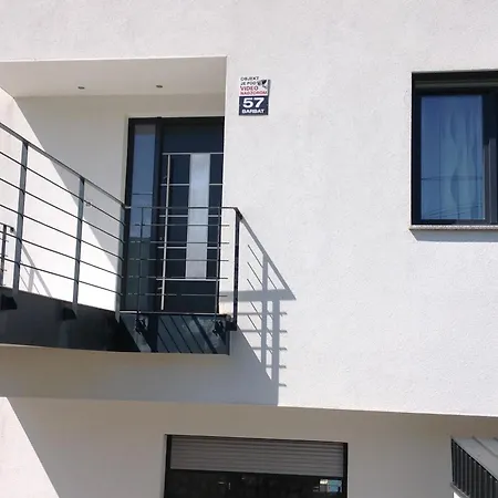 Olivabeachhouse - Direct Waterfront & Mooring * Barbat na Rabu