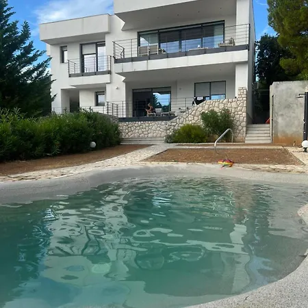 Olivabeachhouse - Direct Waterfront & Mooring Habitación en casa particular Barbat na Rabu