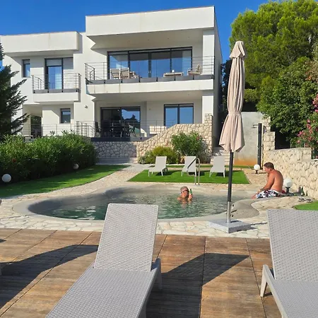 Olivabeachhouse - Direct Waterfront & Mooring Ubytování v soukromí Barbat na Rabu