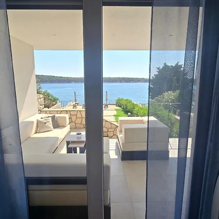 Olivabeachhouse - Direct Waterfront & Mooring * Barbat na Rabu