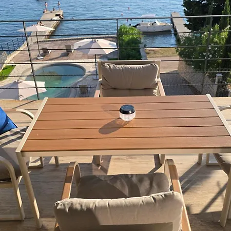 Olivabeachhouse - Direct Waterfront & Mooring Ubytování v soukromí Barbat na Rabu